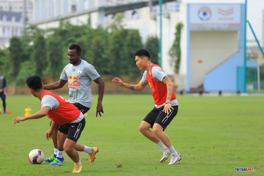 Xuân Trường 'đối đầu' với Kim Dong Su trên sân tập của HAGL Ảnh 12