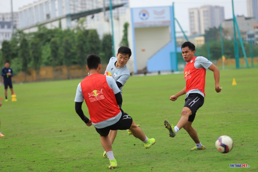 Xuân Trường 'đối đầu' với Kim Dong Su trên sân tập của HAGL Ảnh 14