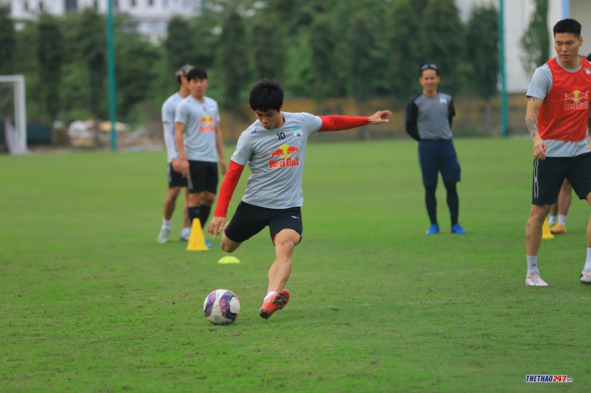 Xuân Trường 'đối đầu' với Kim Dong Su trên sân tập của HAGL Ảnh 1