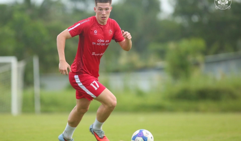 Vừa ghi bàn, tiền đạo Việt kiều Anh cao 1m9 lập tức đi vào lịch sử