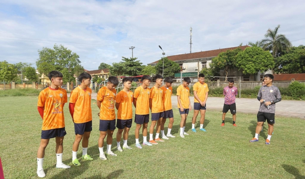 'Ngựa ô' V-League đôn 9 cầu thủ trẻ lên tập luyện
