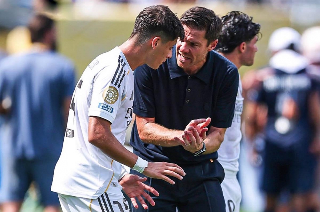 Xabi Alonso hoặc là mạnh tay, hoặc là làm 'con rối'