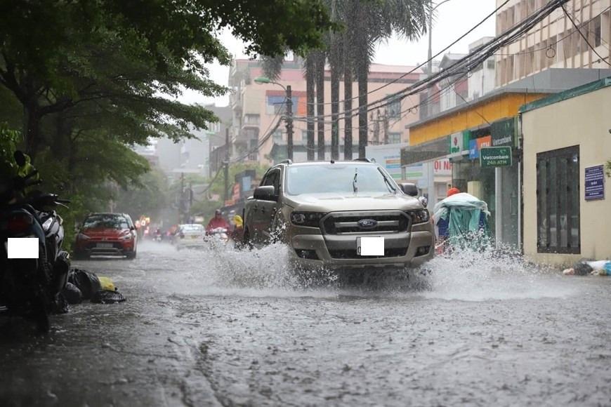 Cẩm nang kinh nghiệm bảo vệ ô tô mùa mưa bão: Từ chọn chỗ đỗ đến xử lý khi chết máy