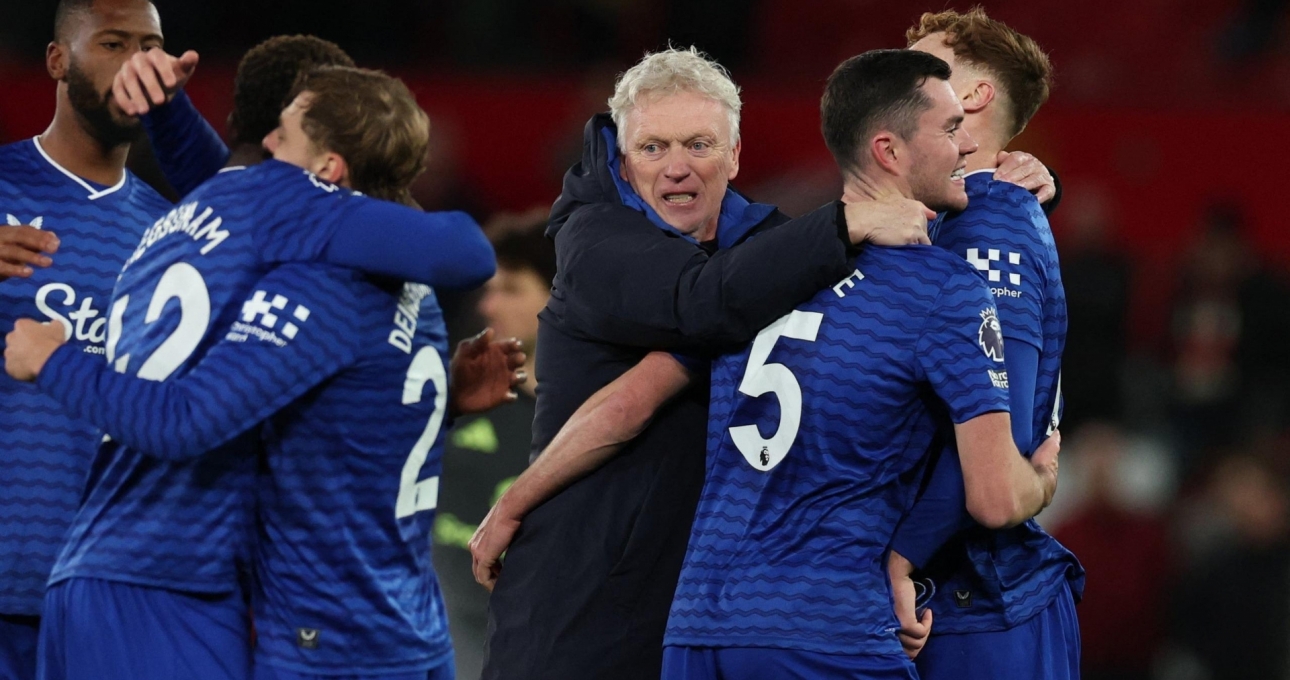 Bất ngờ: HLV Everton phấn khích khi học trò tát đồng đội