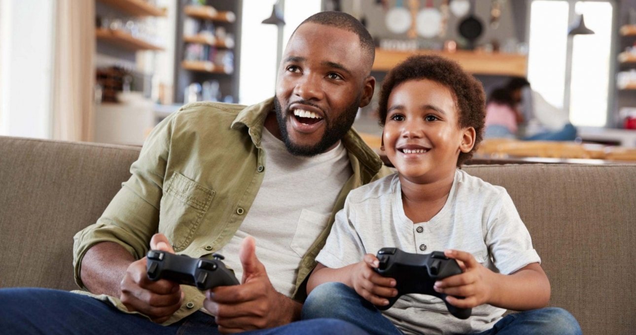 Một phụ huynh chơi game cùng con để giúp con cai nghiện game