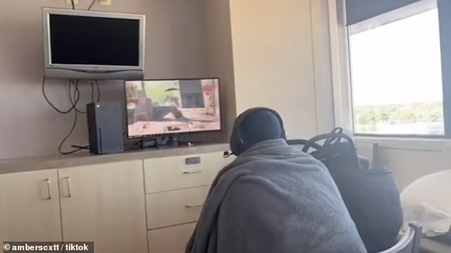 Anh chồng bá đạo vừa chơi game vừa... chăm vợ đẻ