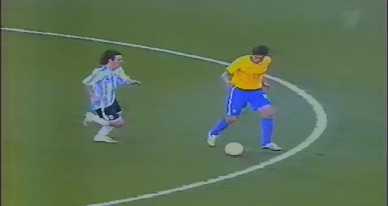 VIDEO: Kaka cho Messi hít khói, ghi bàn kinh điển như Maradona