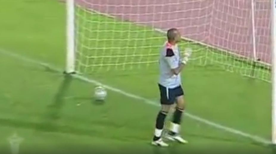 Quả penalty hài hước nhất thế giới, thủ môn 'gáy sớm' và cái kết đắng lòng