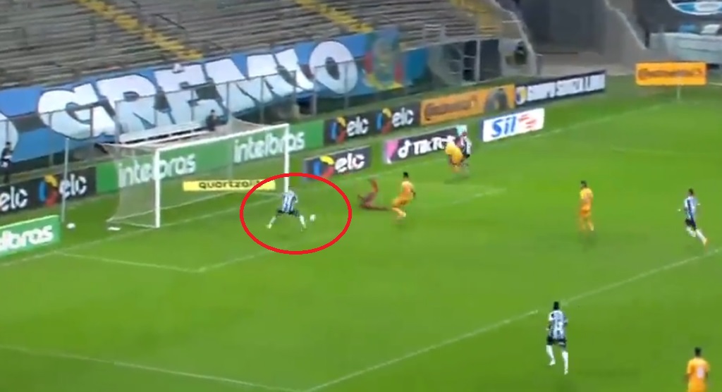 Tiền đạo 'xứng đáng được phong thánh' vì pha bỏ lỡ ngàn năm có một