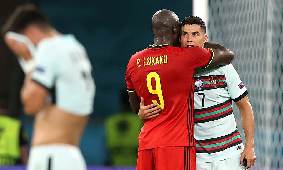 UEFA chính thức loại Ronaldo khỏi đội hình tiêu biểu Euro 2021