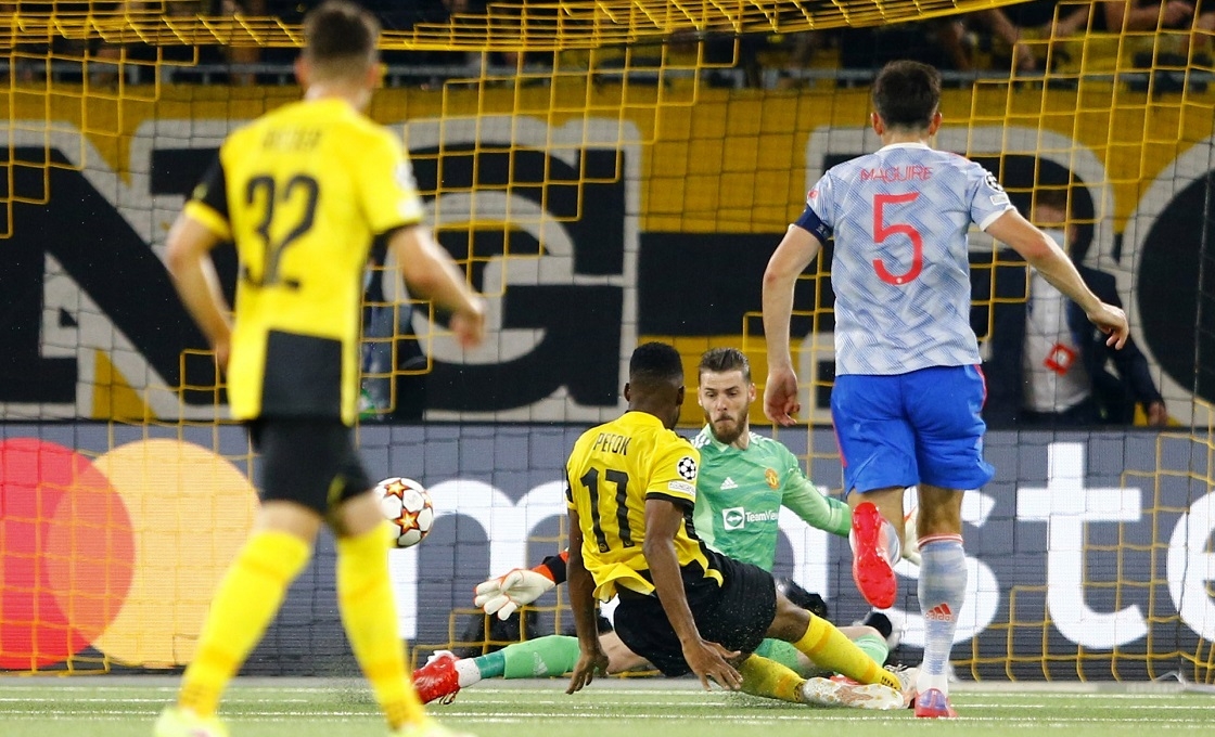Ronaldo ghi bàn, MU để thua không tưởng trước đội bóng tí hon