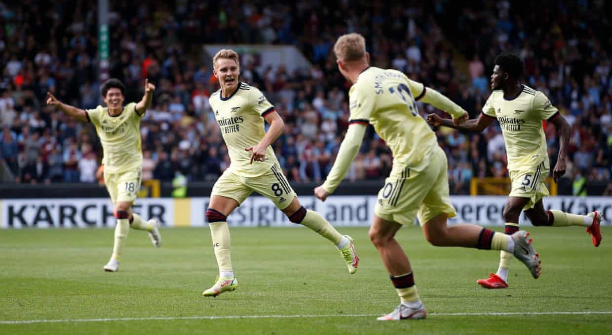 Odegaard lập siêu phẩm, Arsenal thắng trận thứ hai liên tiếp