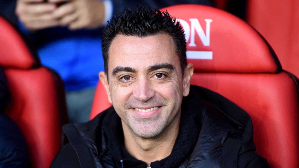 Xavi nói thẳng về việc Barca ký hợp đồng với siêu tiền đạo