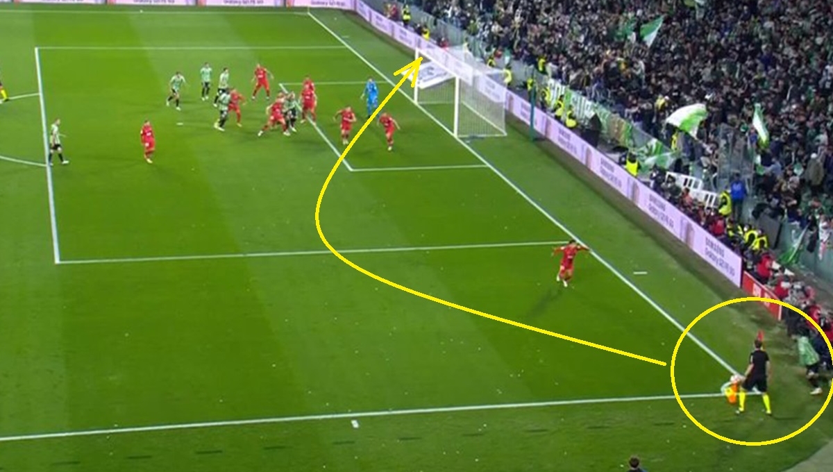 Siêu phẩm với quỹ đạo khó tin nhất thế giới, sút thẳng từ chấm phạt góc thành bàn