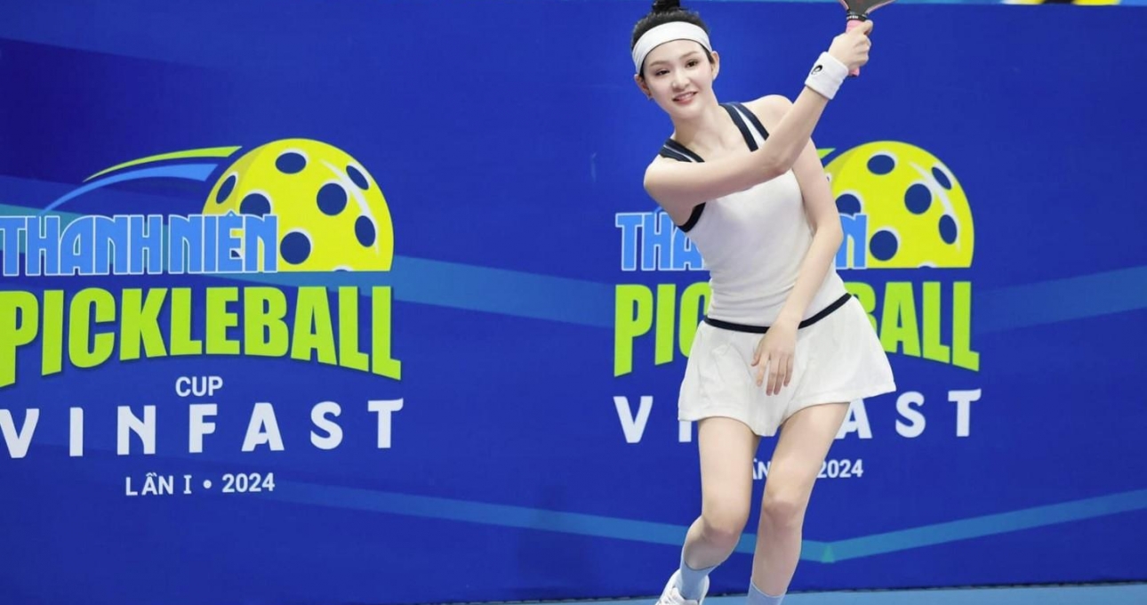 Ca sĩ Hiền Hồ gây bão mạng khi đánh pickleball lúc 23h30