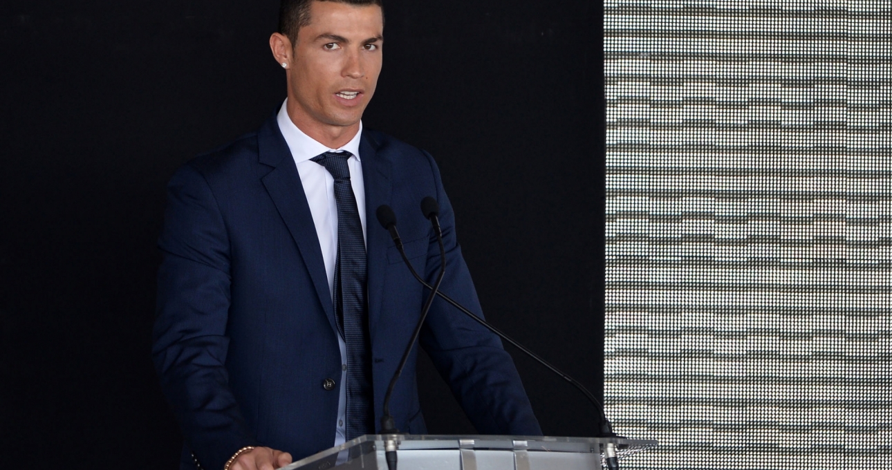 Ronaldo nhận lời đề nghị bất ngờ từ ông lớn, lên tiếng xác định luôn tương lai