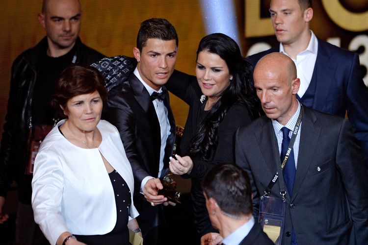 'Thần hộ mệnh' của Ronaldo bất ngờ có động thái đáp trả bố già Perez