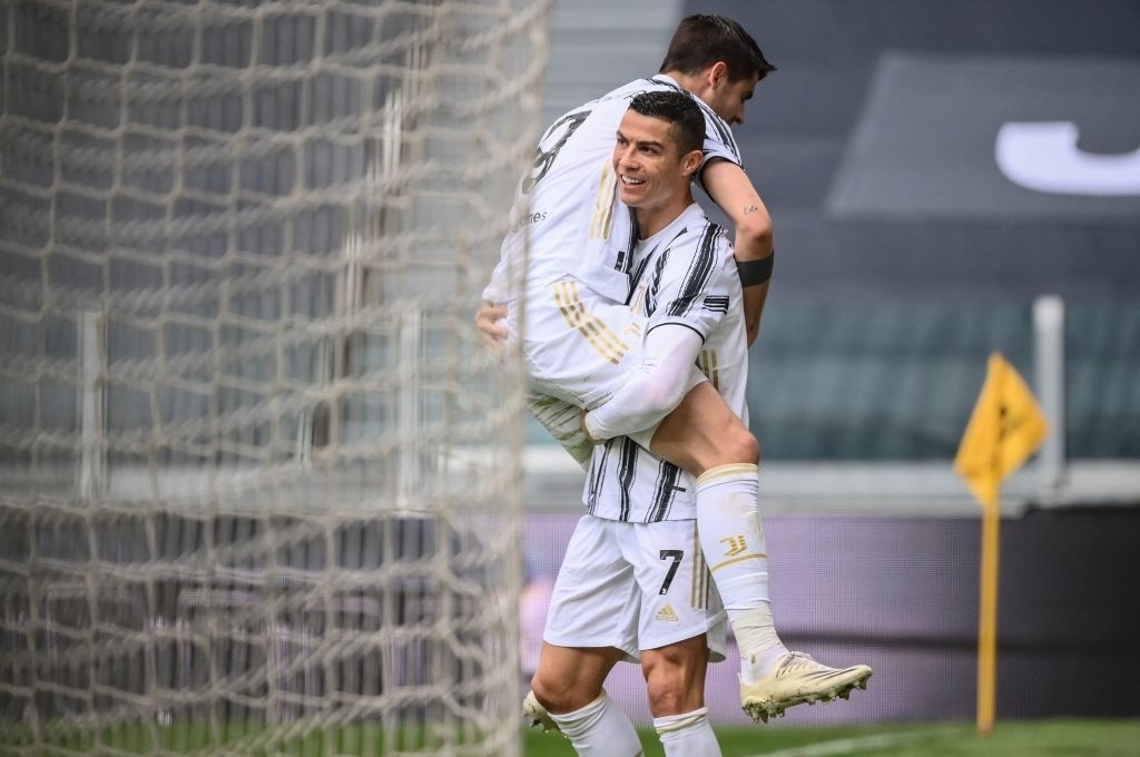 Juventus tiếp tục bám đuổi thành Milan