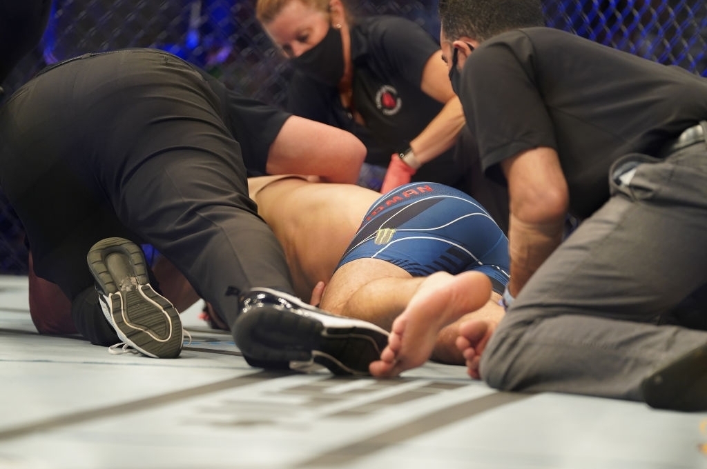 Weidman gãy đôi chân sau cú đá đầu tiên lên Uriah Hall