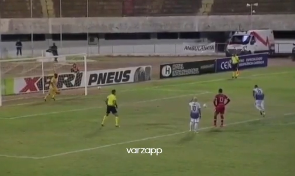 VIDEO: Thủ môn lươn lẹo bắt penalty và cái kết đắng