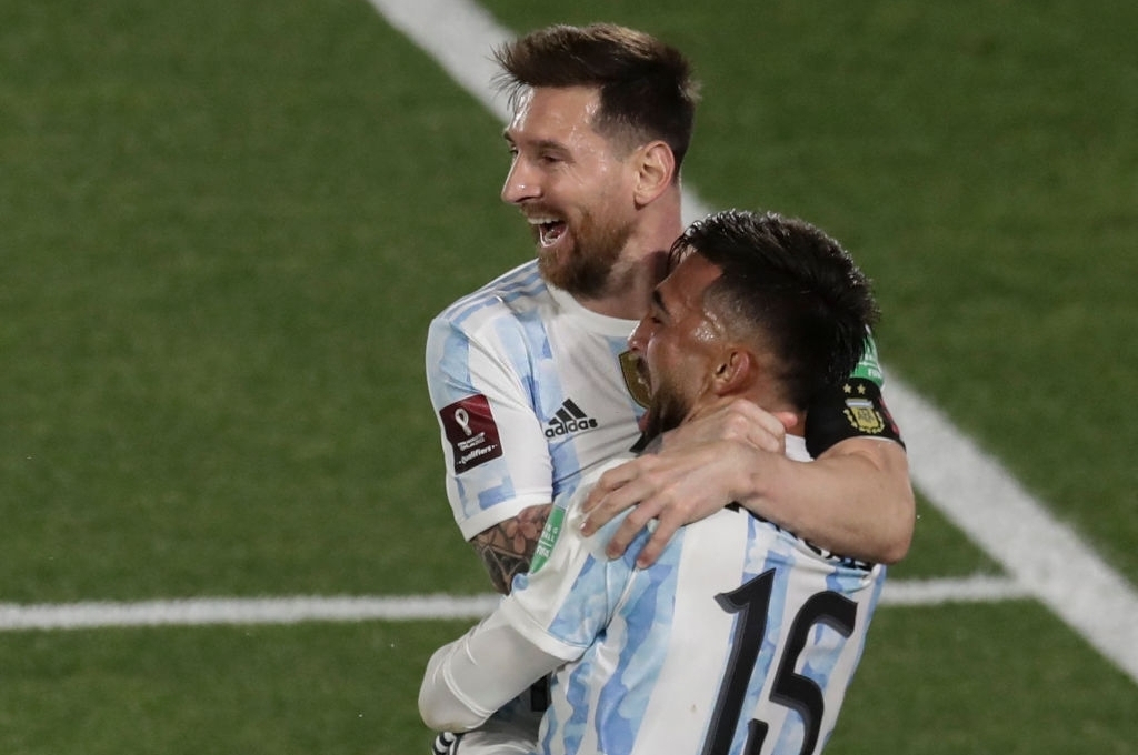 Messi giúp Argentina thu hẹp khoảng cách với Brazil
