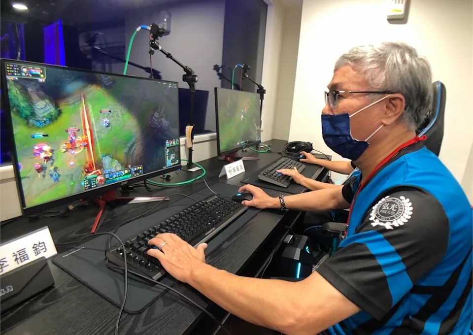 Cụ ông 66 tuổi cầm Xerath bón hành team địch tại giải đấu LMHT