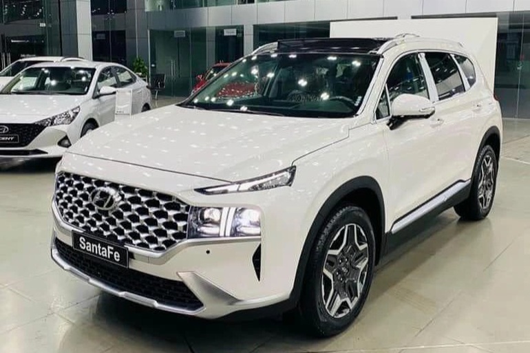 Hyundai Santa Fe 'bán bia kèm lạc' với mức lên đến 90 triệu đồng