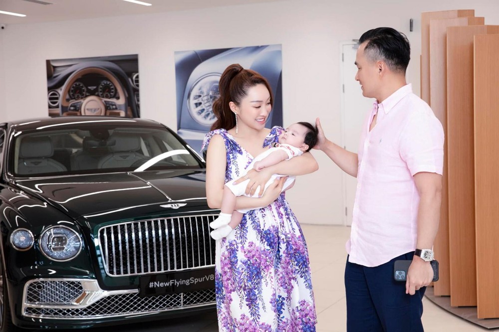 Diễn viên Chi Bảo mạnh tay chi hàng chục tỷ đồng mua Bentley Flying Spur tặng vợ