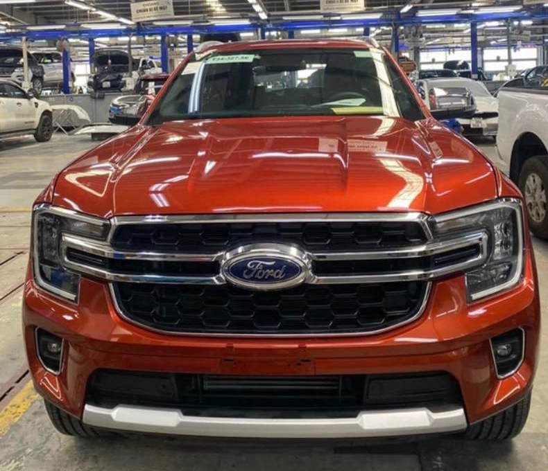 Cận cảnh Ford Everest 2022 tại đại lý Việt Nam, sẵn sàng cho màn ra mắt tháng sau