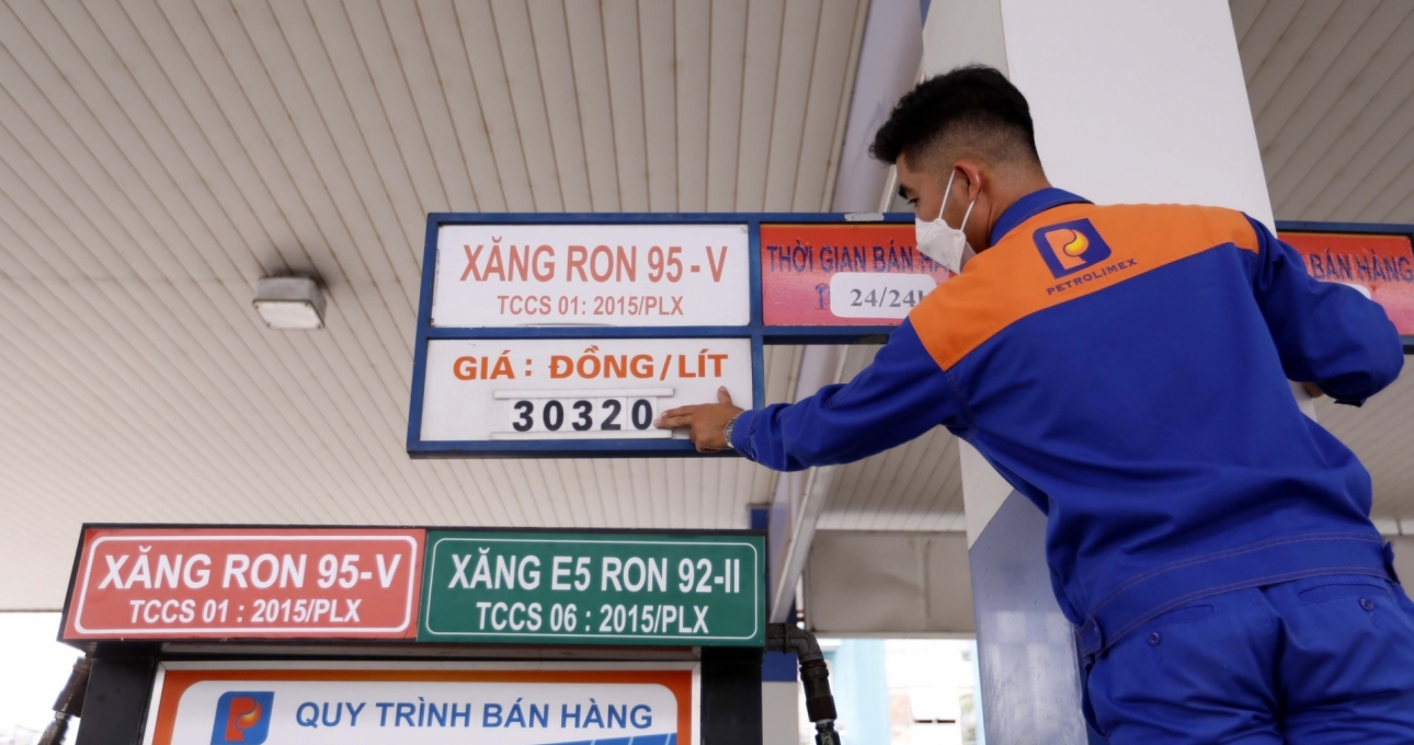 Giá xăng hôm nay 1/8 tiếp tục giảm xuống mốc hơn 24.000 đồng/lít
