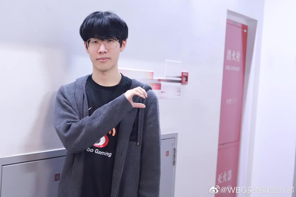 Trong khi nhà nhà đi chơi Valentine, The Shy ở đây và chụp ảnh 1 mình