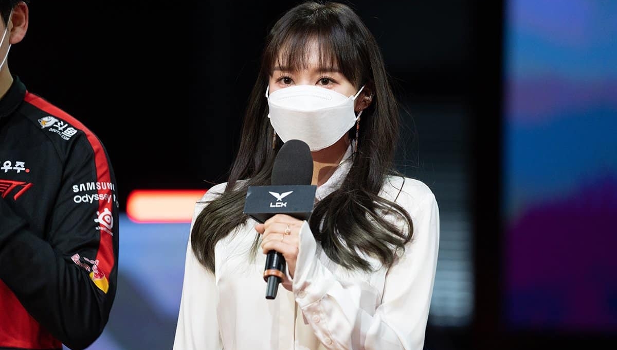 Nữ MC Yoon Su-bin của giải đấu LCK dương tính với COVID-19