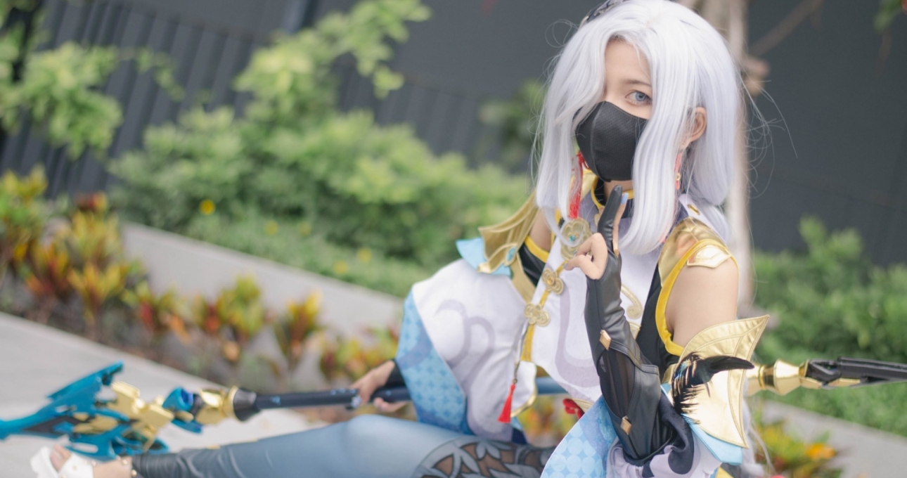 Cosplay Shenhe trong Genshin Impact lạnh lùng nhưng không kém phần xinh đẹp