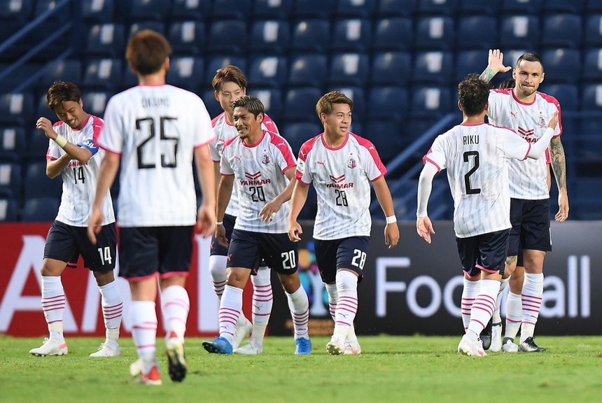 Văn Lâm vắng mặt, Cerezo Osaka vất vả cầm hòa đội bóng của Iniesta