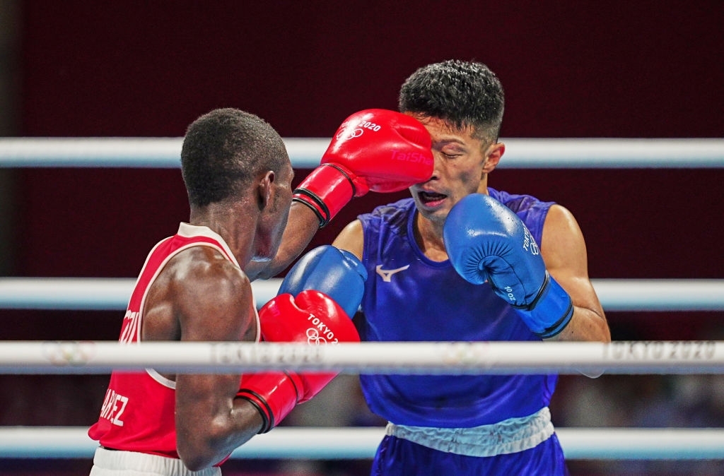 Võ sĩ Nhật Bản bị đấm ‘tối tăm mặt mũi’ vẫn được xử thắng khó hiểu