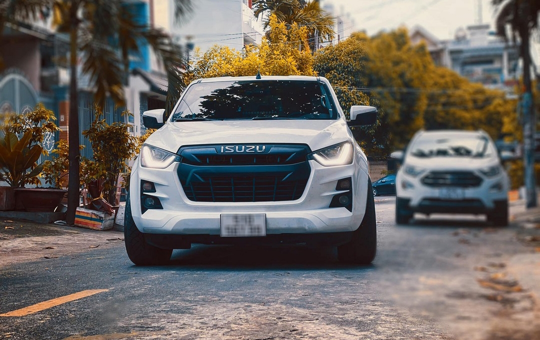 Bán tải cạnh tranh Ford Ranger lần đầu xuất hiện với ngoại hình cực lạ