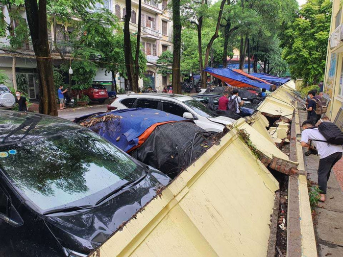 Vụ đổ tường trường mầm non khiến 13 ô tô bị đè bẹp: Ai sẽ phải đền?