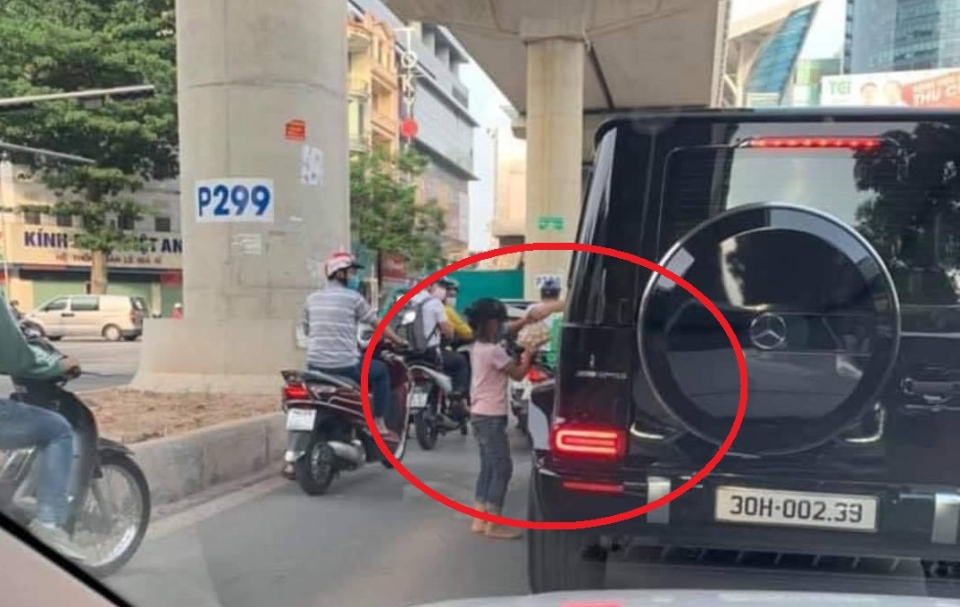 Chủ xe Mercedes-AMG G63 gặp cô bé bán trứng dạo và cái kết
