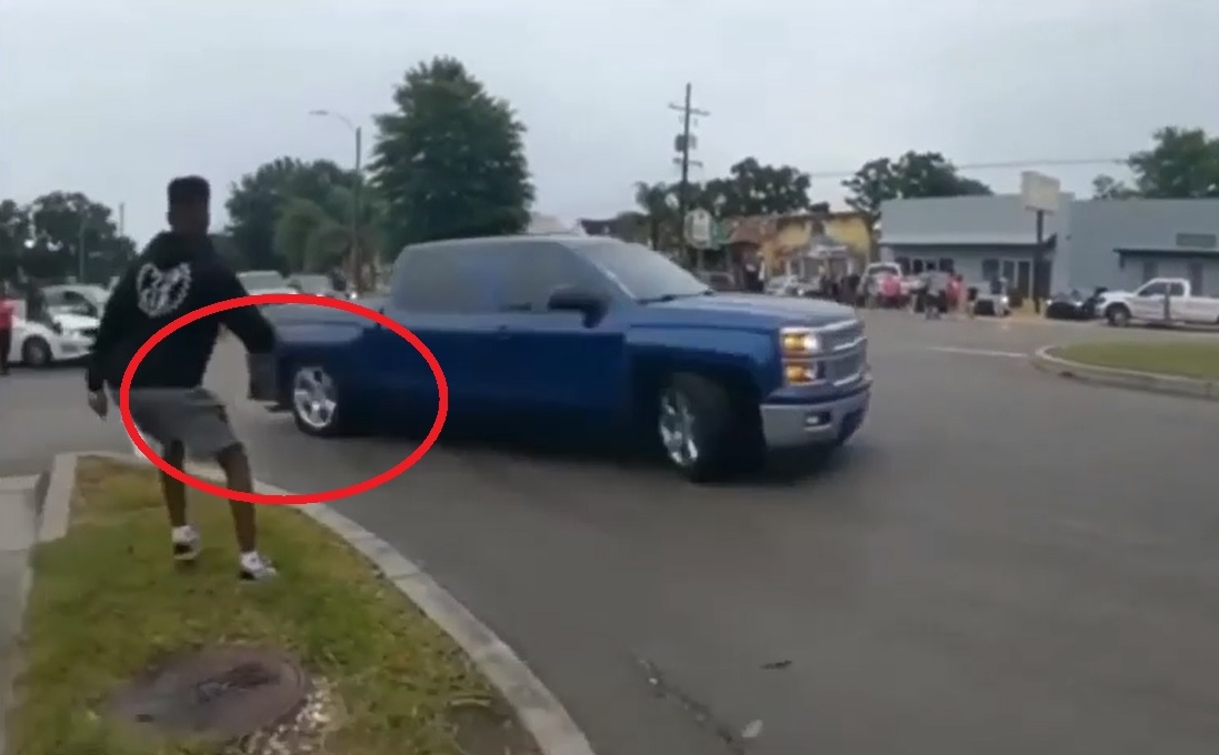 VIDEO: Bán tải Chevrolet trổ tài drift trên phố đến rụng cả bánh xe