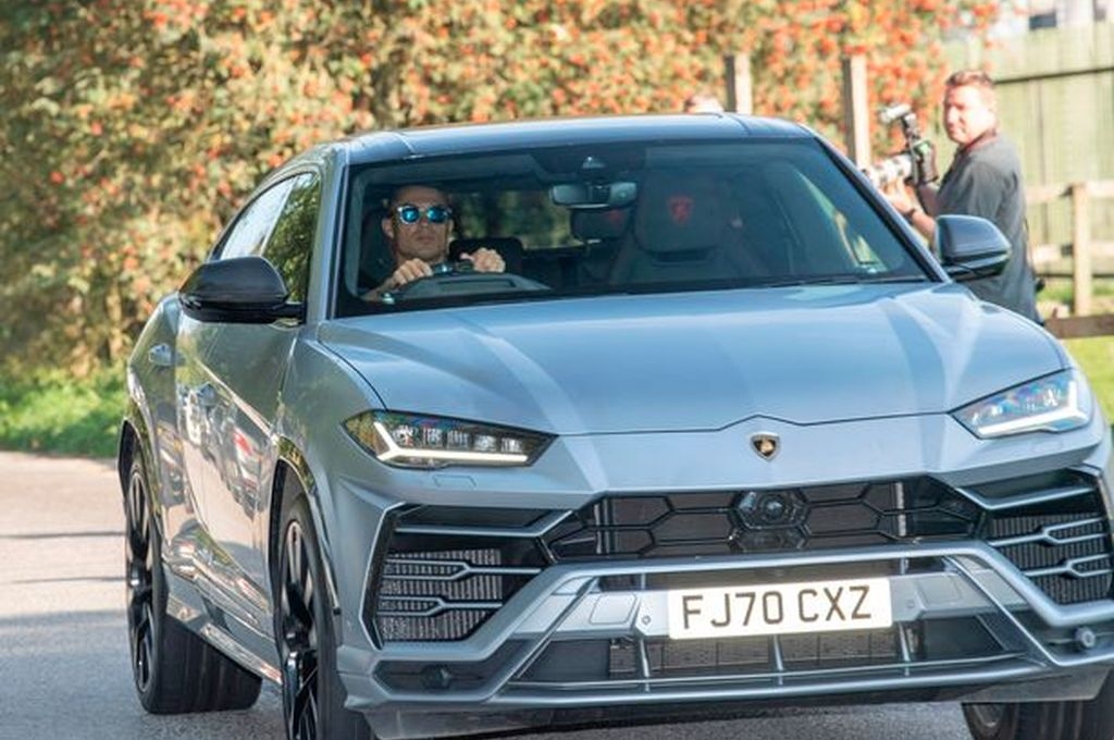 Bắt gặp Ronaldo cầm lái Lamborghini Urus trên phố Manchester