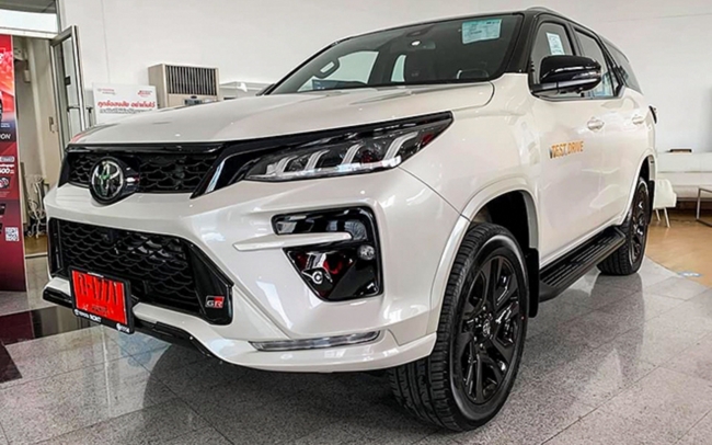 Cận cảnh Toyota Fortuner GR Sport tại đại lý, thiết kế thể thao ấn tượng