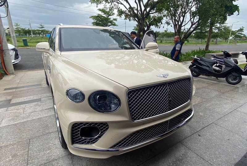 'Choáng': Thương vụ đổi xe Bentley Bentayga 21 tỷ lấy 2 cây lan đột biến
