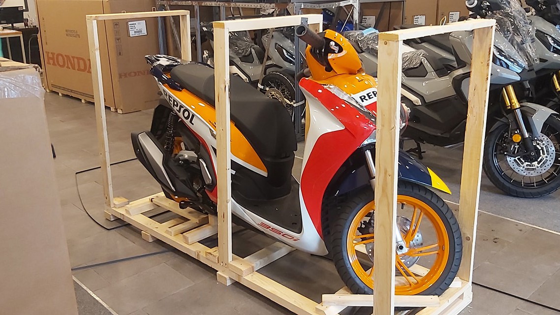 Cận cảnh Honda SH 350i Repsol đầu tiên về Việt Nam, giá đắt ngang Grand i10