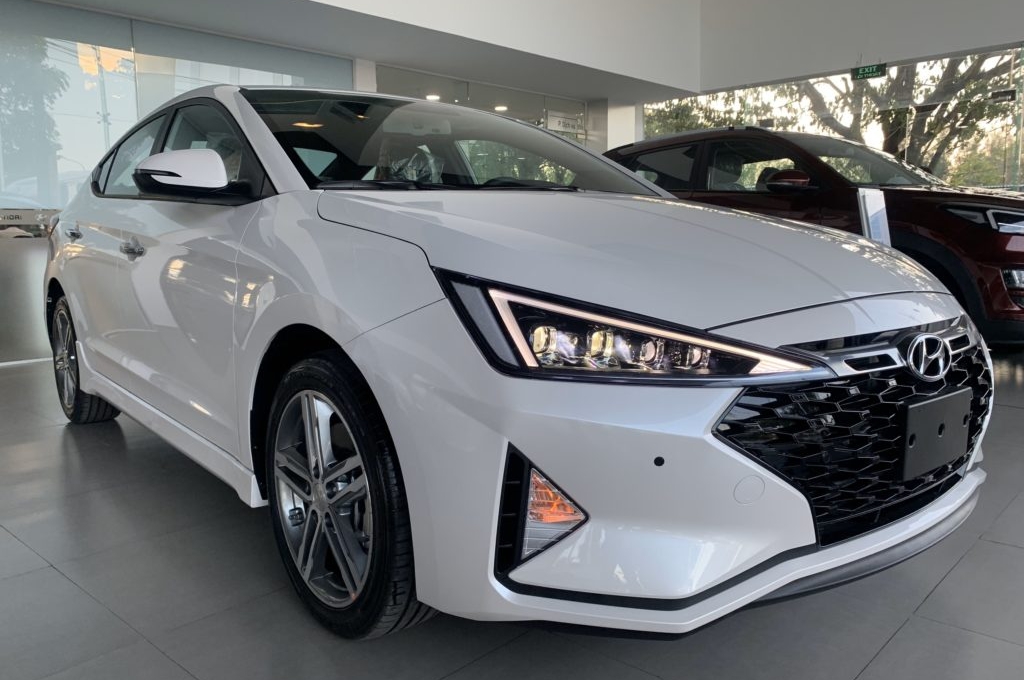 Sedan hạng C của Hyundai bất ngờ giảm giá mạnh, đe nẹt Mazda 3, Kia K3