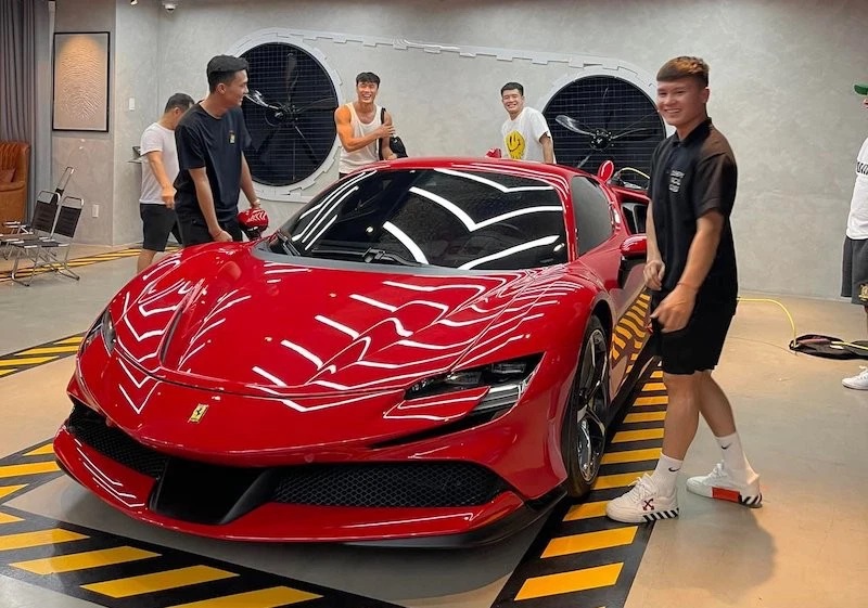 Quang Hải và đồng đội “tập thể lực” với Ferrari SF90 Stradale