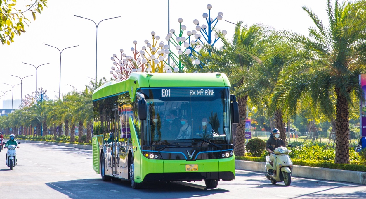 Xe buýt điện VinFast chính thức đi vào hoạt động: giá vé từ 7.000 đồng