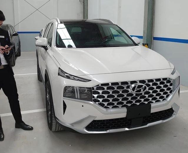 Lô xe Hyundai Santa Fe 2022 bất ngờ về đại lý, thêm trang bị đấu Fortuner