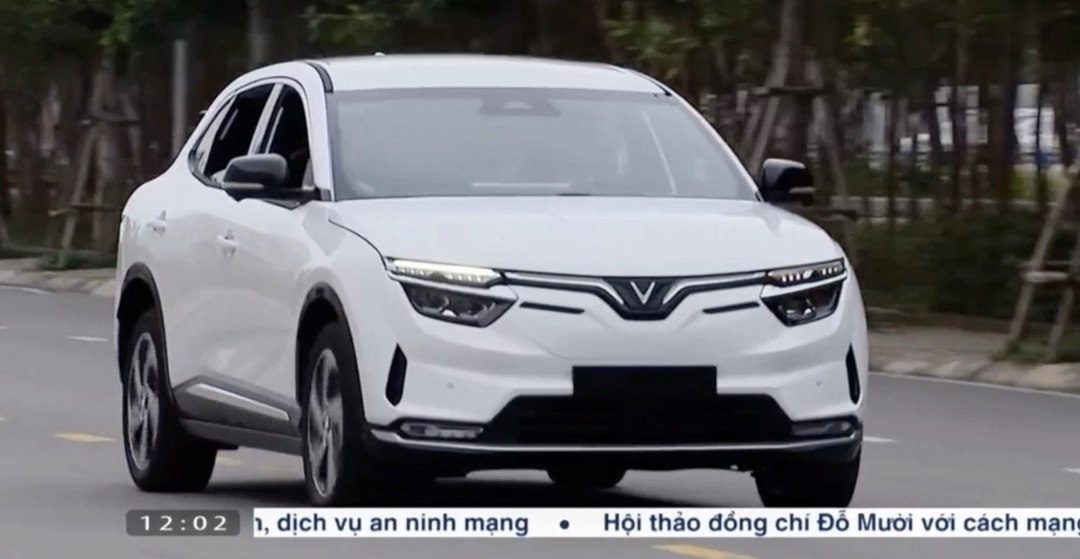 Ông Phạm Nhật Vượng cầm lái VinFast VF 8 chở Chủ tịch nước Nguyễn Xuân Phúc