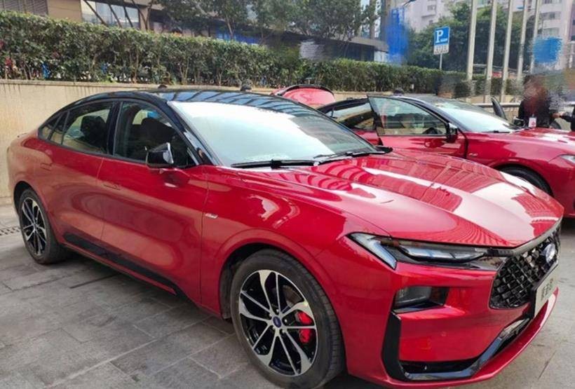 Sedan hạng D mới của Ford có giá bán chính thức, đe nẹt Toyota Camry
