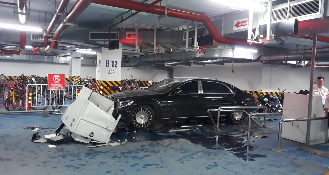Xế sang Mercedes Maybach mất lái tông hàng loạt xe máy dưới hầm chung cư